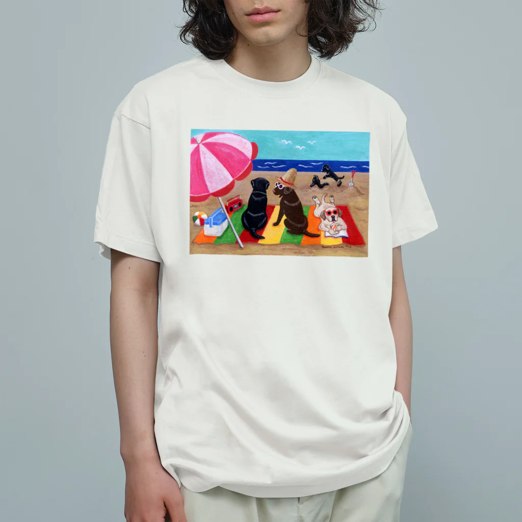 ハッピー・ラブラドールズの浜辺のラブラドール オーガニックコットンTシャツ