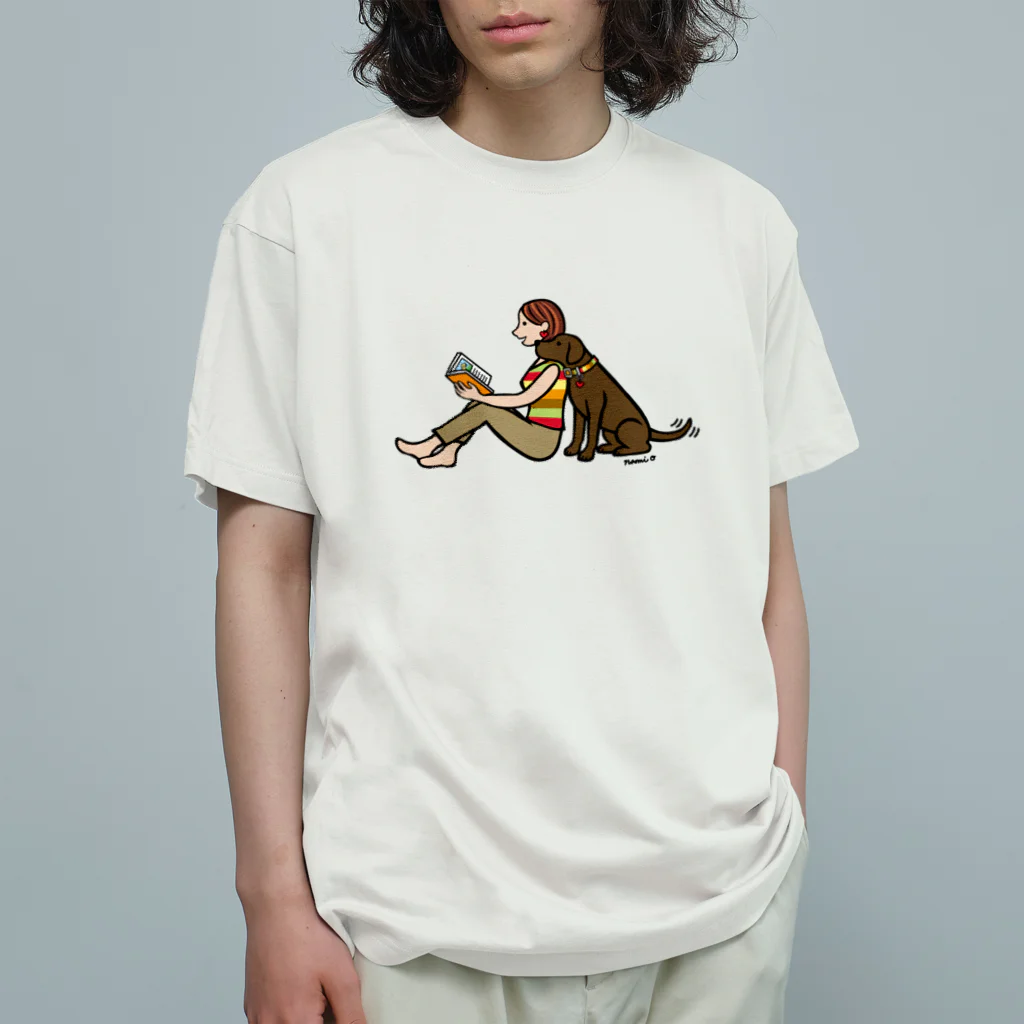 ハッピー・ラブラドールズのチョコレートラブラドールとママの読書の時間 Organic Cotton T-Shirt