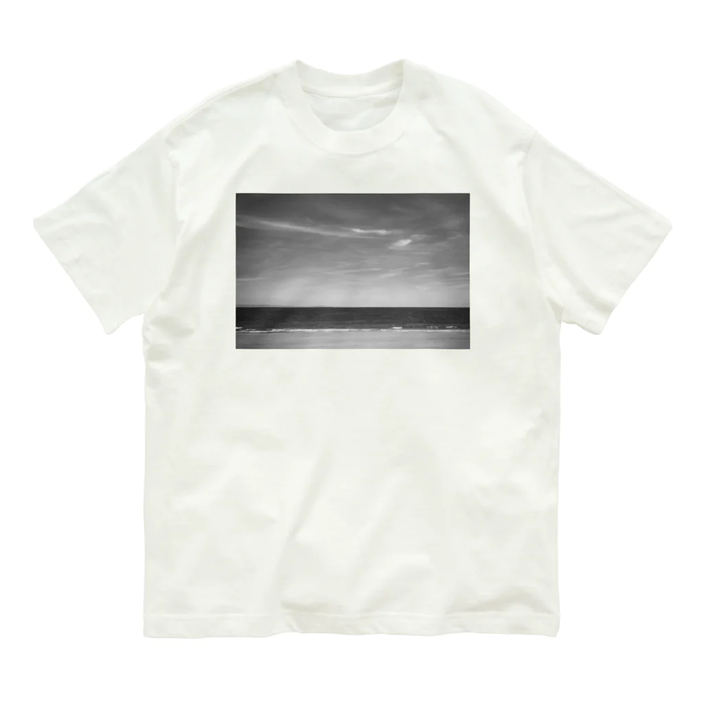 TATTUの海水浴場の海と空と雲 オーガニックコットンTシャツ