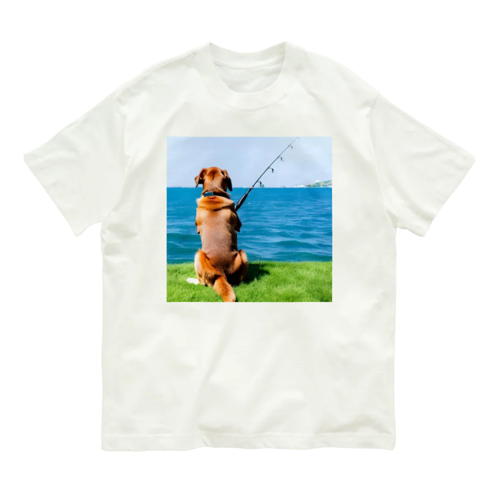 the dog is ⚫︎⚫︎ing ✖️✖️のthe dog is fishing fish Organic Cotton T-Shirt