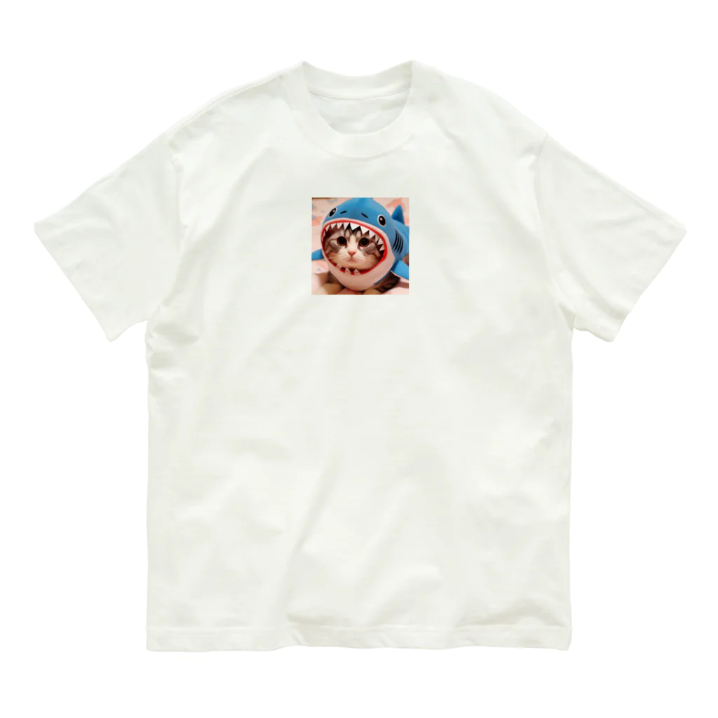 アニマルグッズストア　OPIの鮫の着ぐるみを着た猫 Organic Cotton T-Shirt