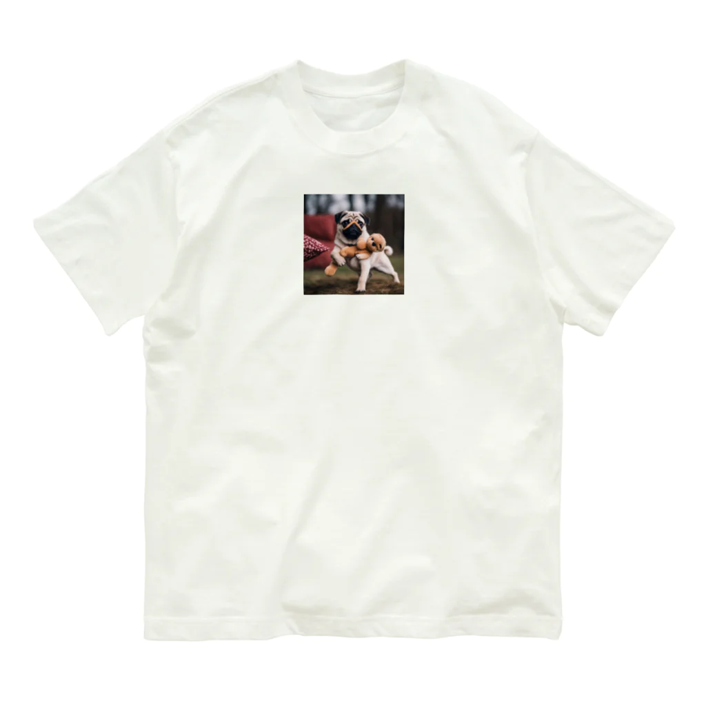 ODDS-345のぬいぐるみと格闘するパグ Organic Cotton T-Shirt