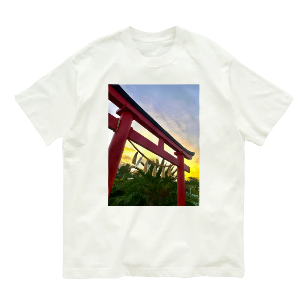 kayuuの夕陽に映える紅色の鳥居 Organic Cotton T-Shirt