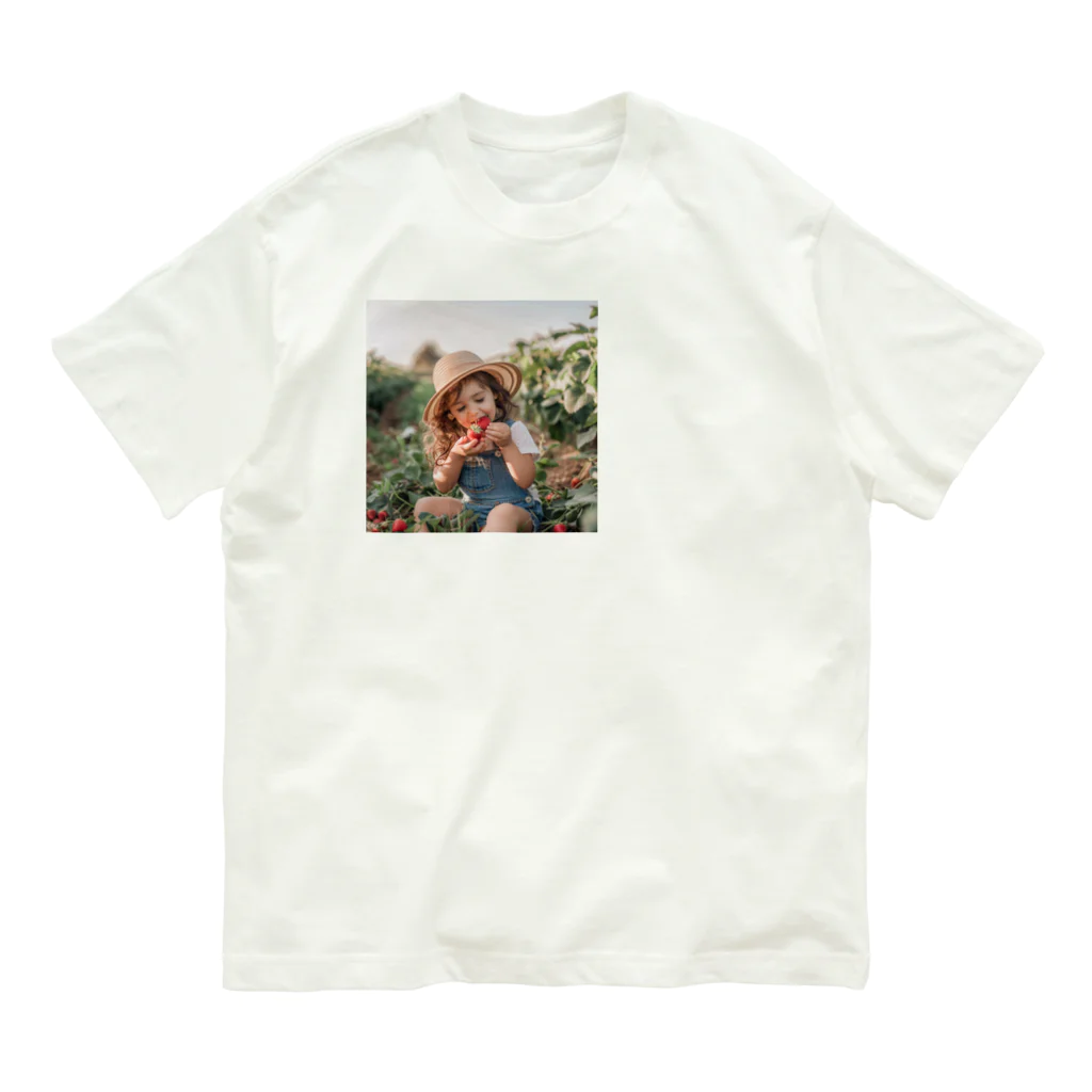 AQUAMETAVERSEの苺狩りで口にほうばんでいる女の子　ラフルール　1859 Organic Cotton T-Shirt