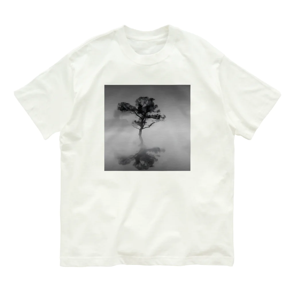 million-mindの朝靄の湖畔に浮かぶ木 Organic Cotton T-Shirt