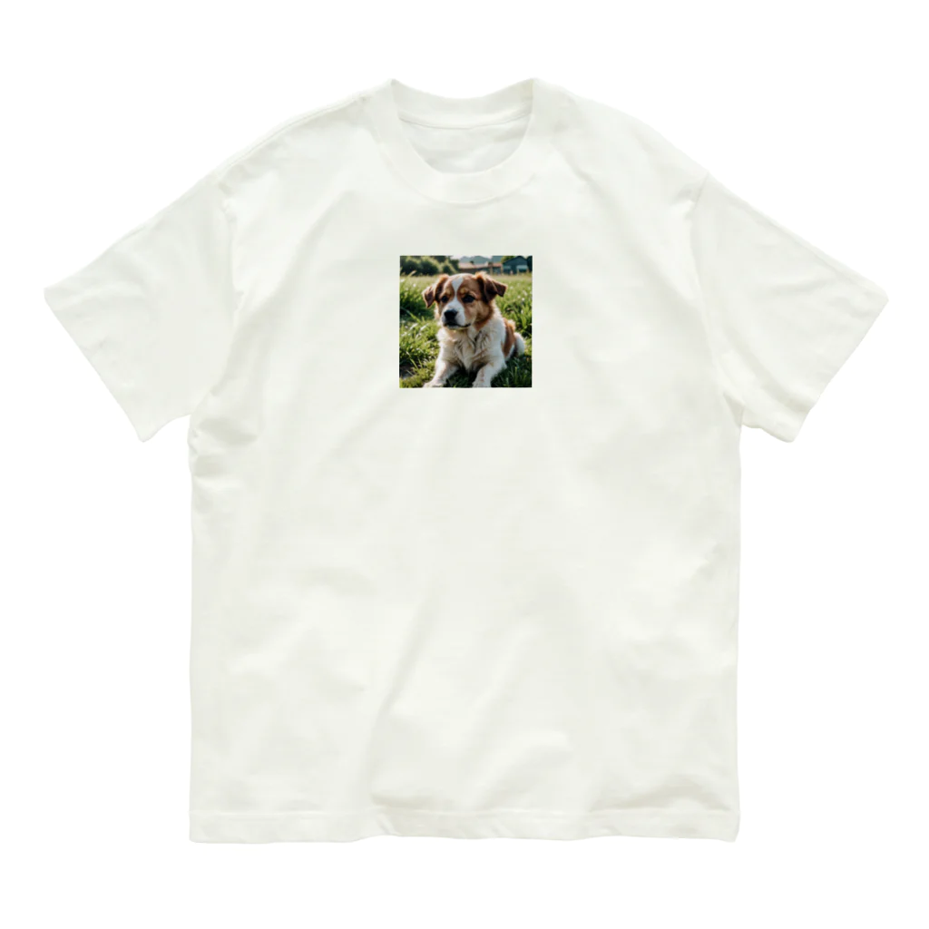 kokin0の草むらで斜めを見つめる犬 dog looking for the anywhere オーガニックコットンTシャツ