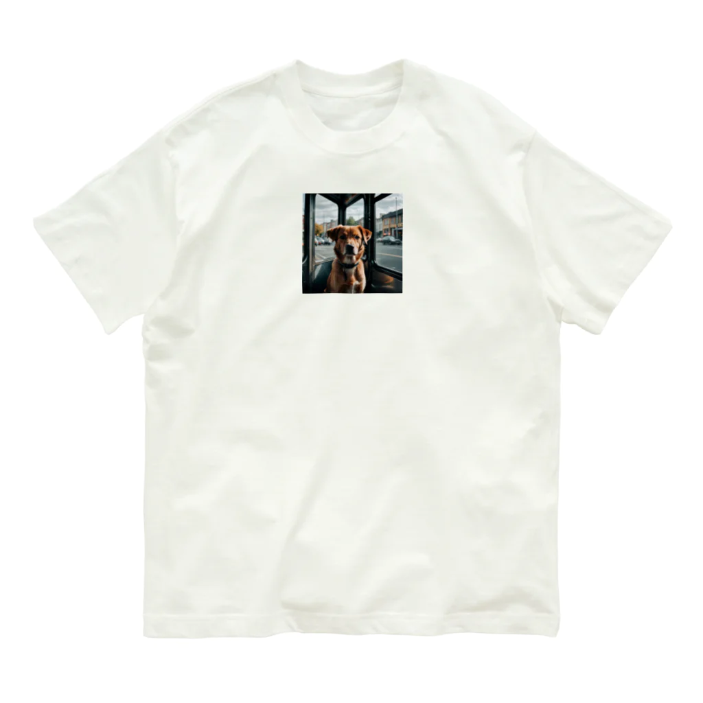 kokin0のバスの中で座る犬 dog sitting on the bus Organic Cotton T-Shirt