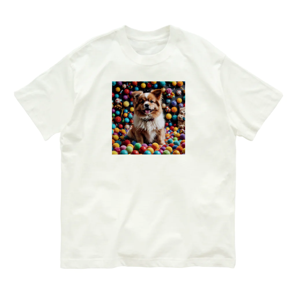 kaerinofficeのかわいいワンちゃんがたくさんのカラフルなボールの中で遊んでいる写真。 Organic Cotton T-Shirt