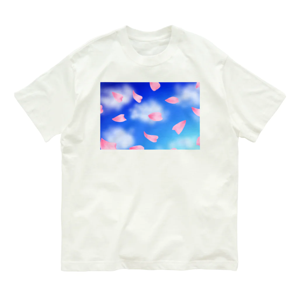 Lily bird（リリーバード）の花びらの舞う青空、浮かぶ雲 オーガニックコットンTシャツ