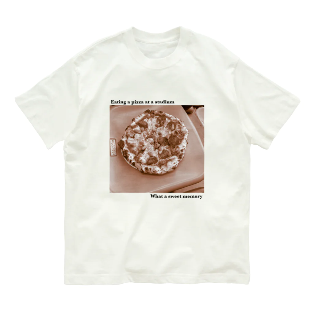 m.b.nissy shopのEating a pizza at a stadium Organic Cotton T-Shirt