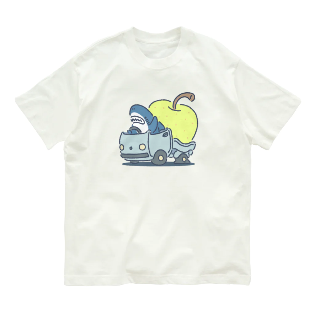 サメ わりとおもいの巨大梨を収穫したサメ オーガニックコットンTシャツ