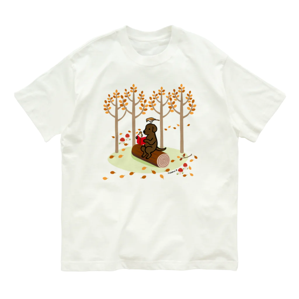 ハッピー・ラブラドールズの森で読書をするチョコレートラブラドール オーガニックコットンTシャツ
