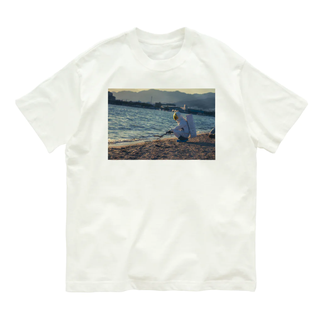 宇宙飛行士の日常の海辺の宇宙飛行士 オーガニックコットンTシャツ
