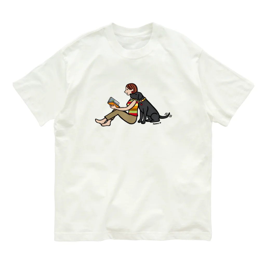 ハッピー・ラブラドールズのブラックラブラドールとママの読書の時間 Organic Cotton T-Shirt
