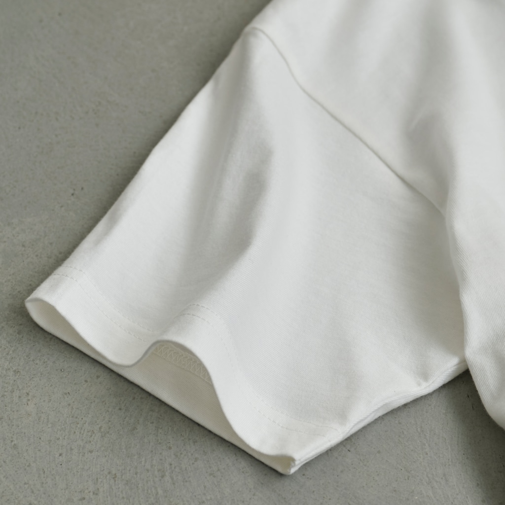 JOKERS FACTORYのAISHITERU Organic Cotton T-Shirt is double-stitched and round-body finished