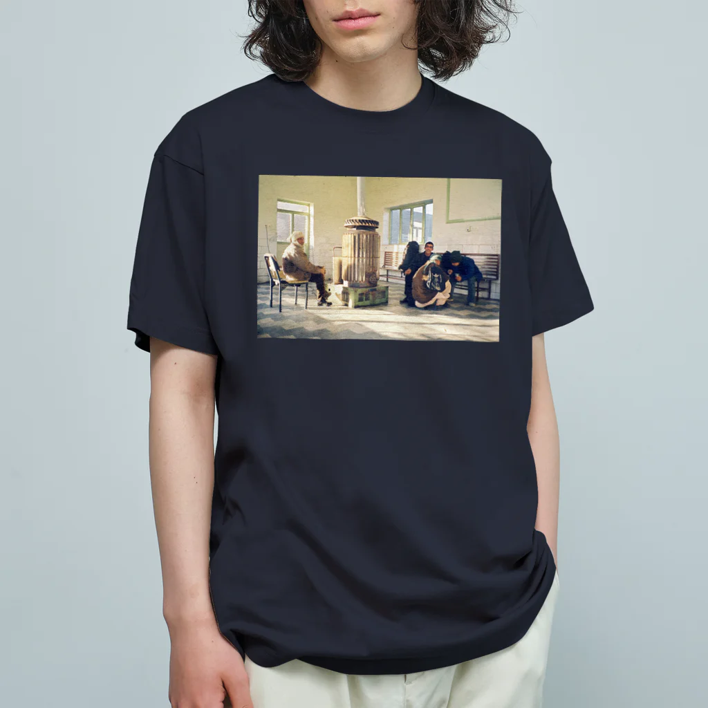 旅人マーシーのイランのとあるバス待合所 Organic Cotton T-Shirt