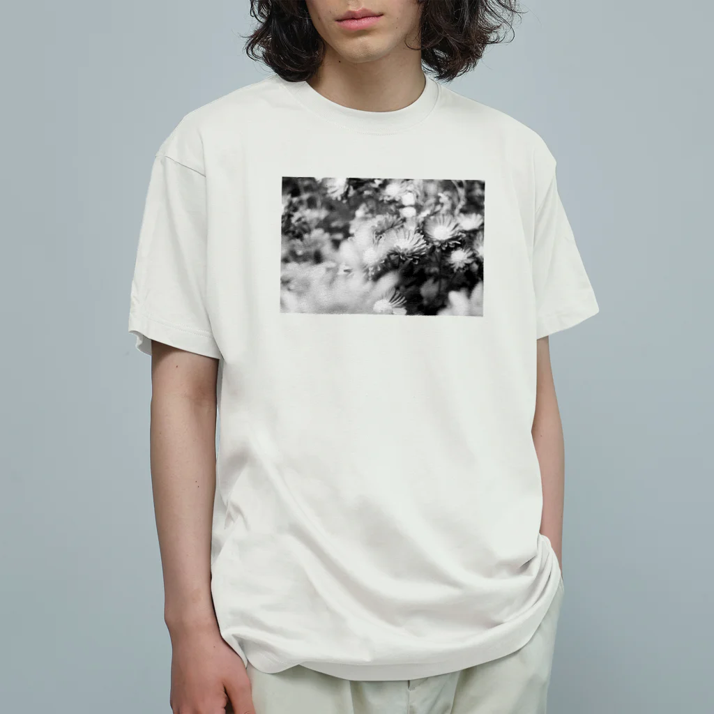 akane_art（茜音工房）のモノクロフラワー（キク） Organic Cotton T-Shirt