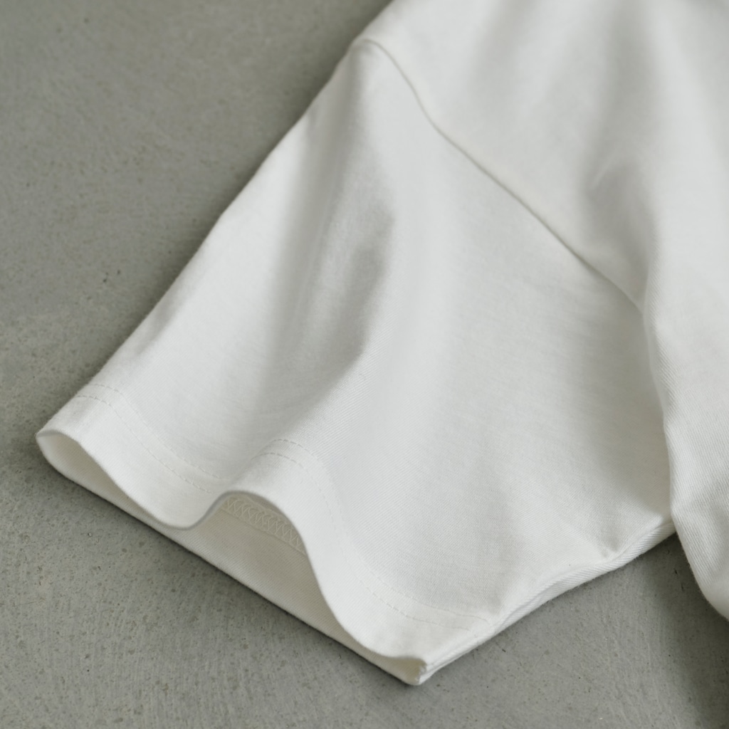 SUIMINグッズのお店の【中】まぐろの握り寿司を自慢げに運ぶねこ Organic Cotton T-Shirt is double-stitched and round-body finished