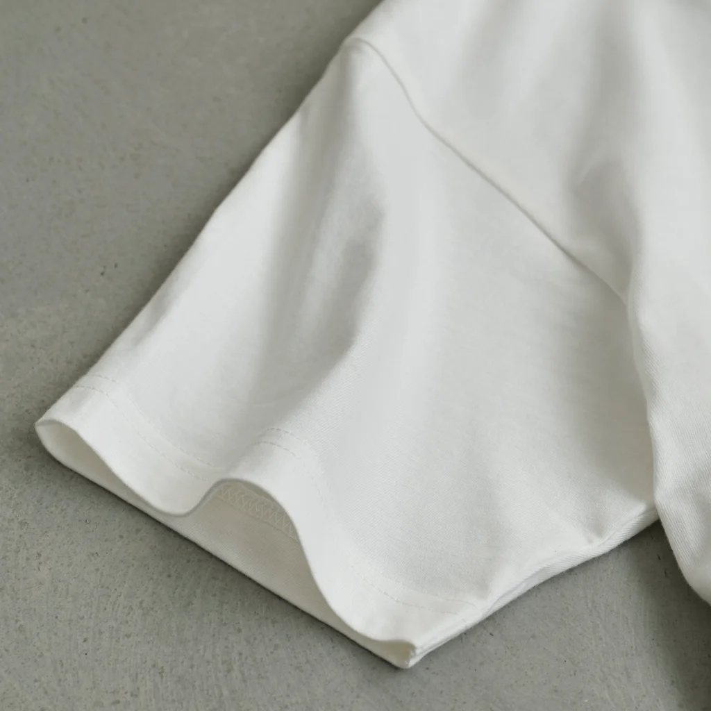 QUQU_WORKSのスノーボードをへし折るイエティ ホワイト Organic Cotton T-Shirt is double-stitched and round-body finished