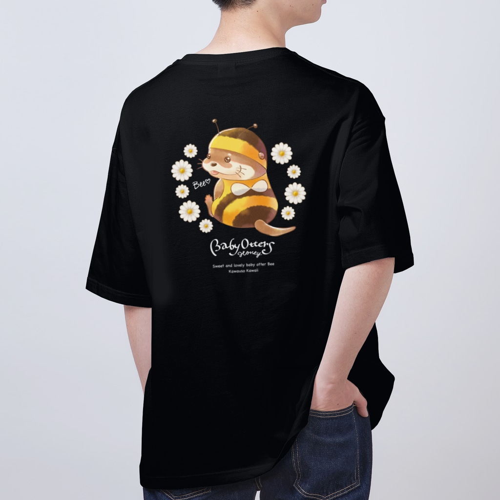 カワウソとフルーツのBaby Otters Honey（文字白色） Oversized T-Shirt