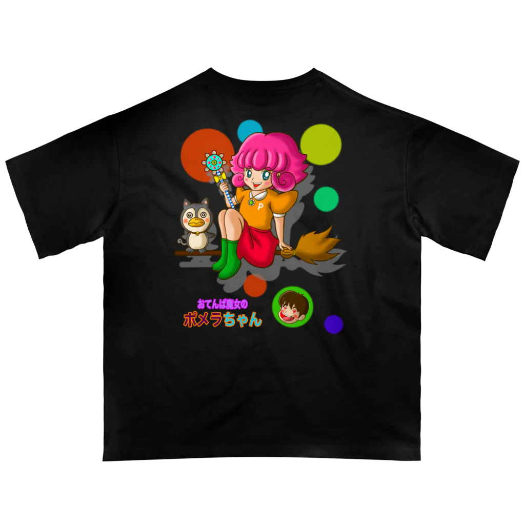 Siderunの館 B2の【バックプリント】おてんば魔女のポメラちゃん Oversized T-Shirt