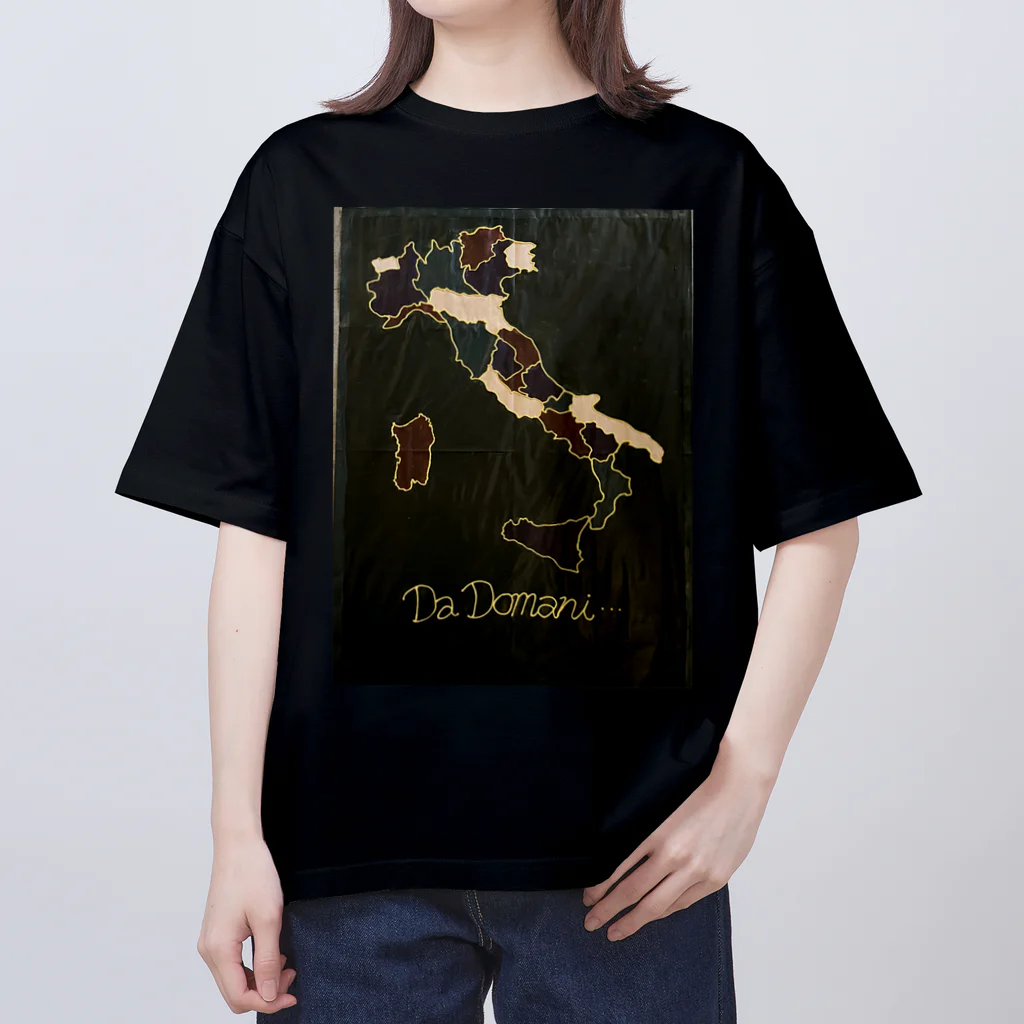 cafe-dadomaniのイタリア地図　レザーカラー風 Oversized T-Shirt