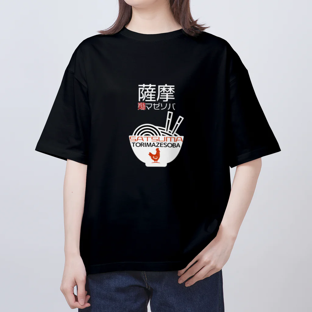 ベルギービールバー麦酒本舗公式グッズの薩摩 鶏マゼソバロゴデザイン オーバーサイズTシャツ