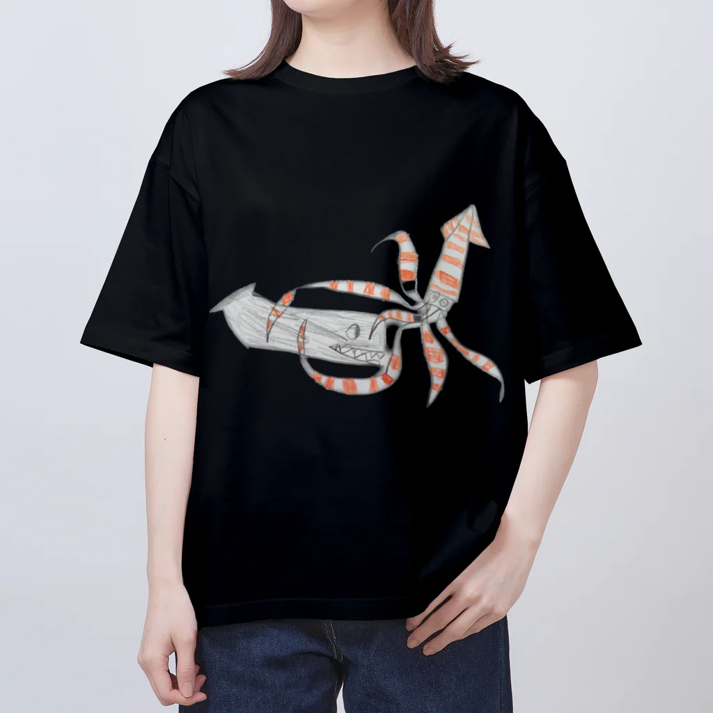 こども深海生物屋さんのダイオウイカとマッコウクジラのたたかい〈しましま〉 オーバーサイズTシャツ