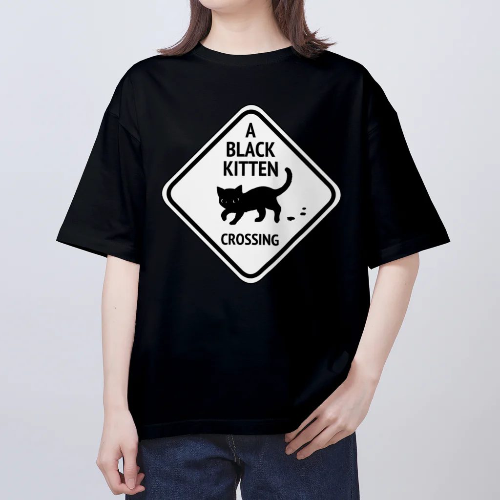 nya-mew（ニャーミュー）のちっこい黒猫通ります！ オーバーサイズTシャツ