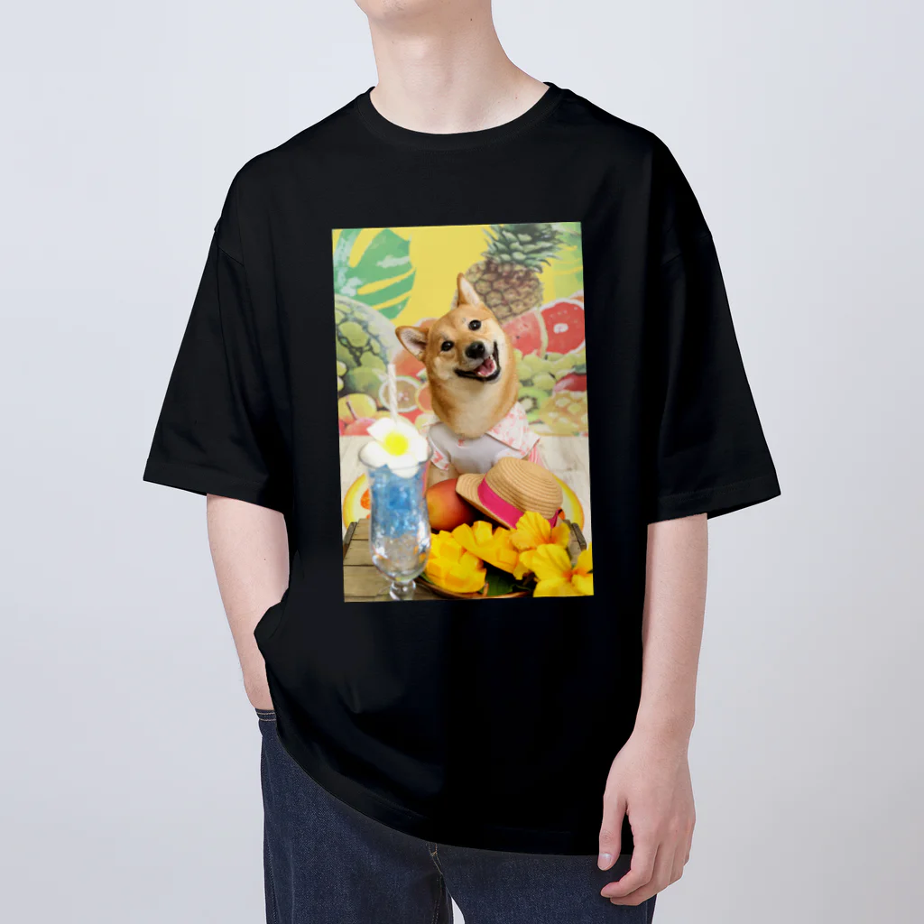 柴犬グッズ専門店 あられ堂の柴犬　真夏のリゾート001 Oversized T-Shirt