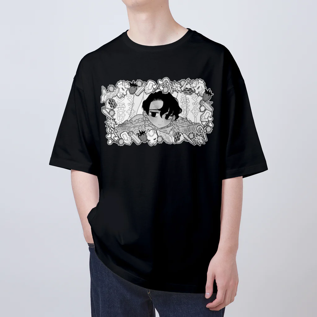 遠く静かな森の頬のマッサージを受ける美少年(文字あり) Oversized T-Shirt