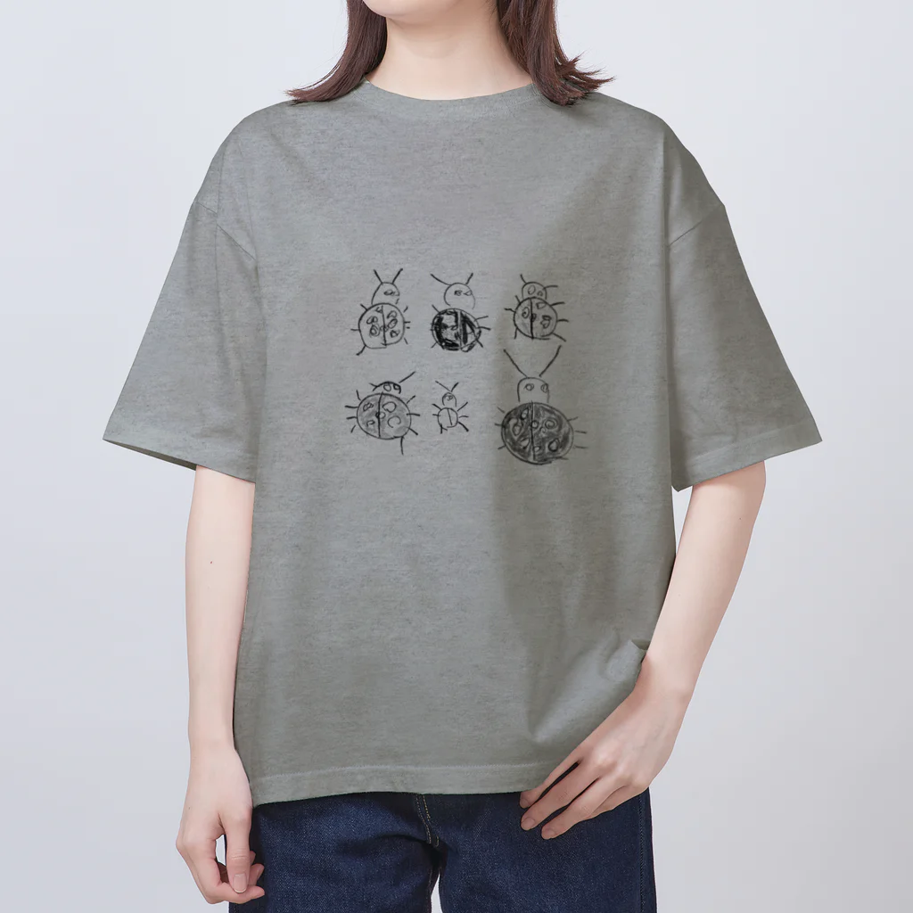 ねこ田ねこ子のこどもが描いたモノクロのてんとう虫の Oversized T-Shirt