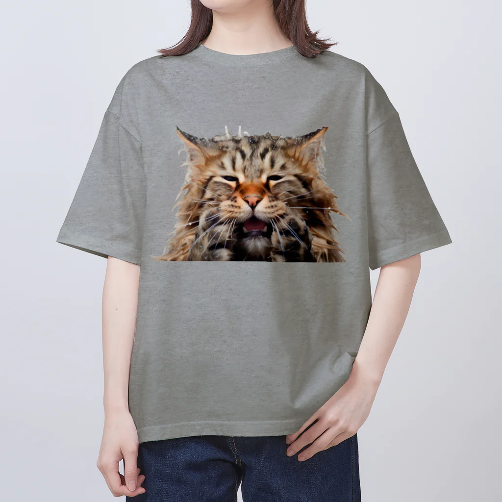 日向ぼっこのずぶ濡れ猫 Oversized T-Shirt