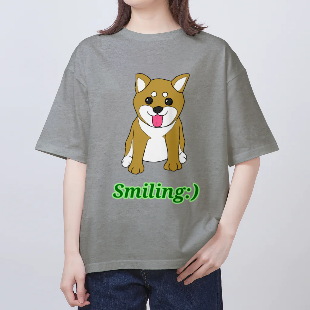 Lily bird（リリーバード）のにこにこ柴犬 英語ロゴ入り オーバーサイズTシャツ