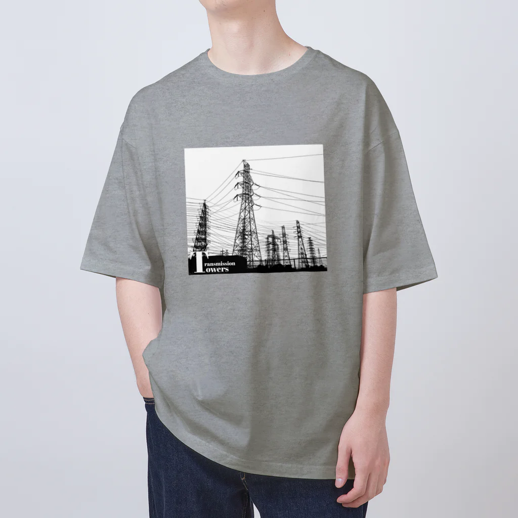 ダムダムの送電鉄塔群 Oversized T-Shirt