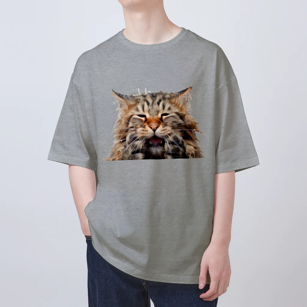 日向ぼっこのずぶ濡れ猫 Oversized T-Shirt