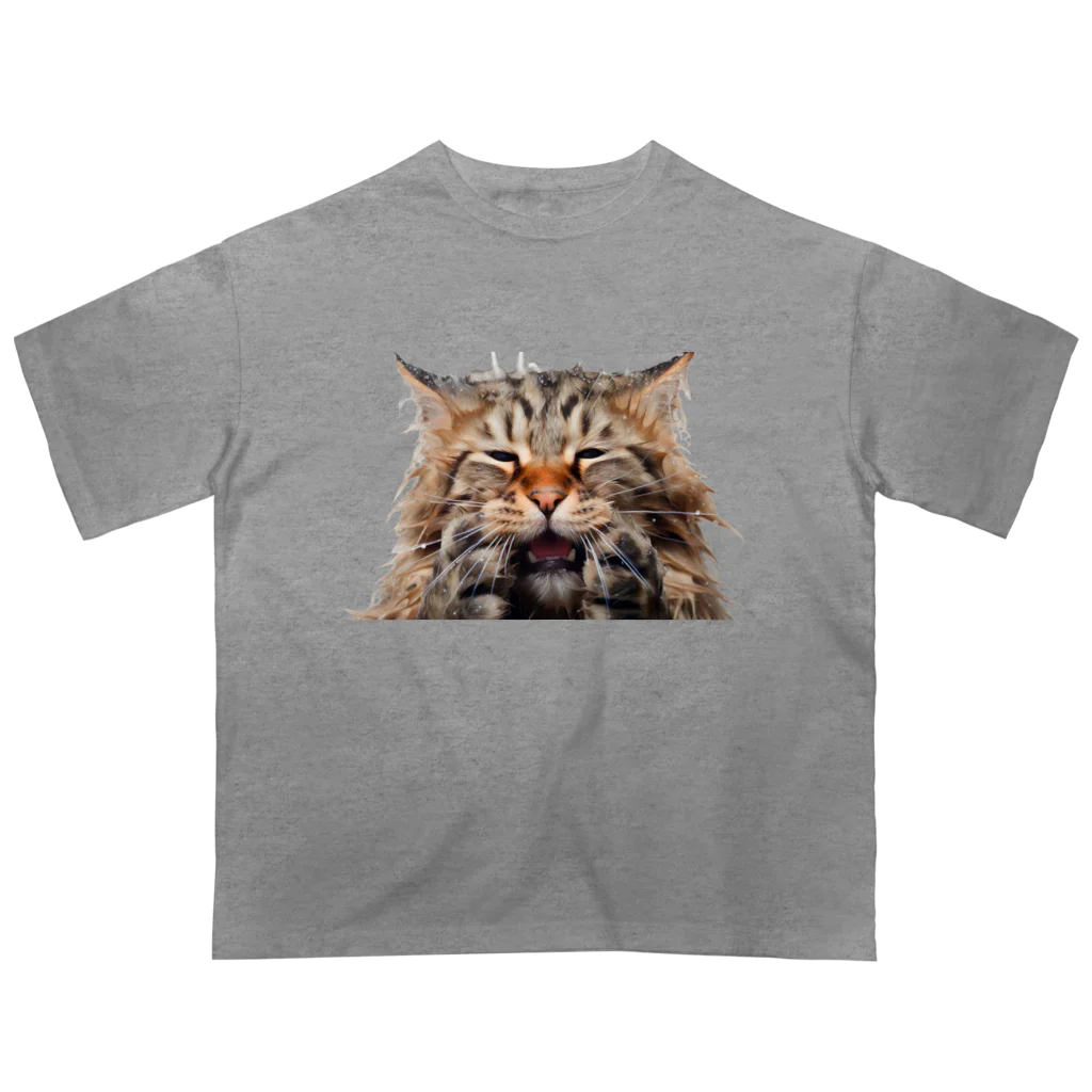 日向ぼっこのずぶ濡れ猫 Oversized T-Shirt