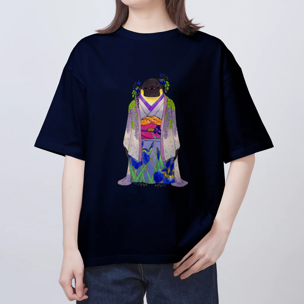 ヤママユ(ヤママユ・ペンギイナ)の着物ぺんぎんーいずれは菖蒲かエンペラーー Oversized T-Shirt