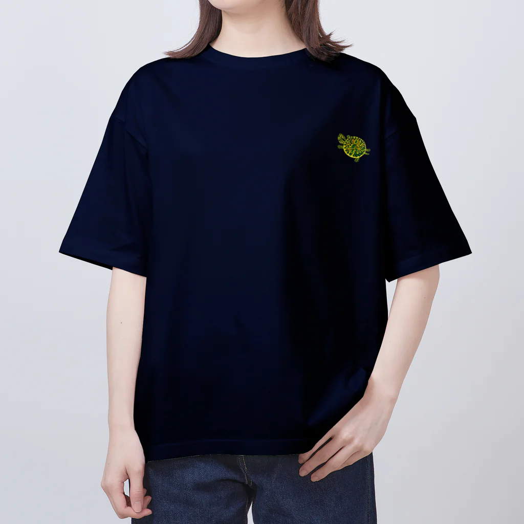 めろんぽっぷのお店だよのアミメガメとペニンシュラクーター（背面と胸にペニンシュラクーター） Oversized T-Shirt