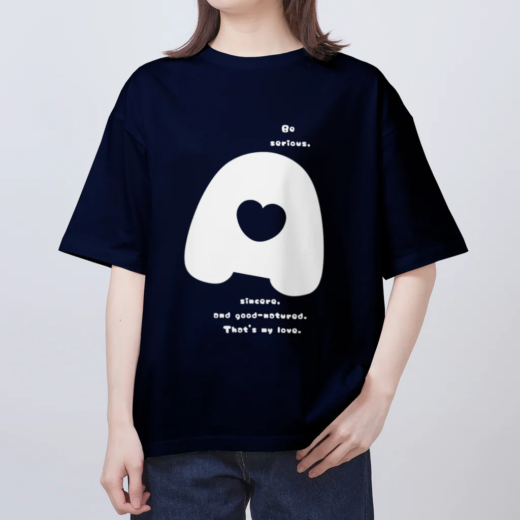 笑う犬のTシャツ屋さんの「可愛らしく、首をかしげるA」めちゃかわ半袖・長袖Tシャツ♪・正面プリント（文字色→白） オーバーサイズTシャツ