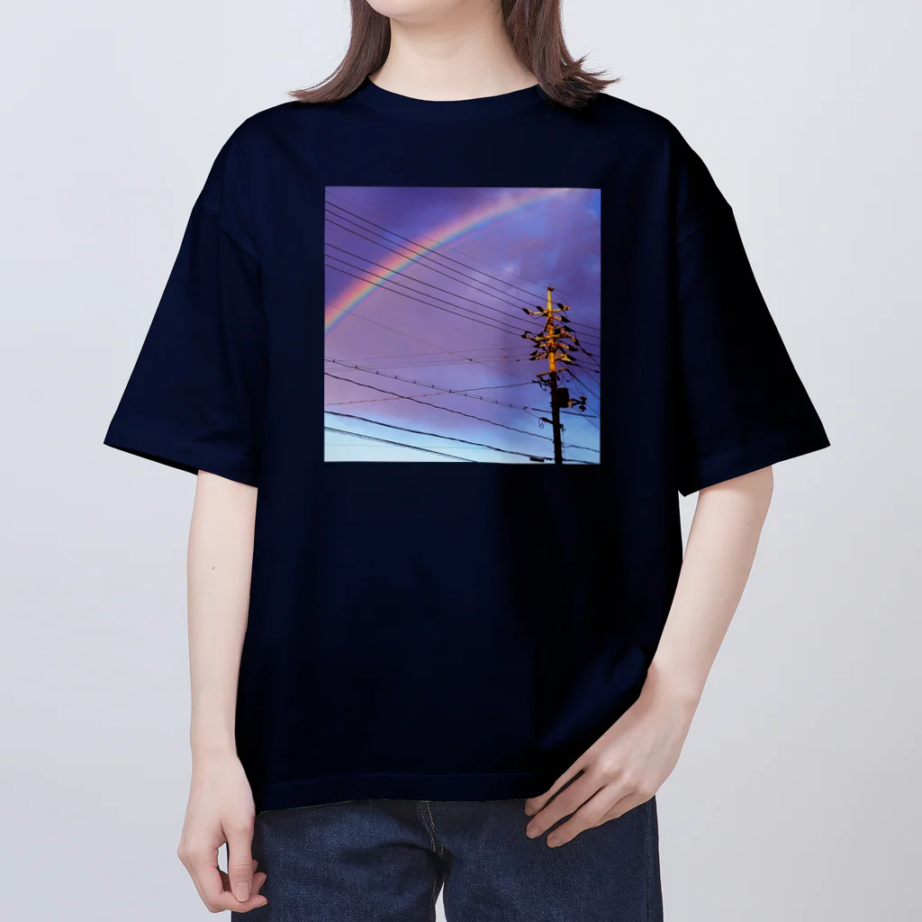 ちるまの店の虹と電柱 Oversized T-Shirt