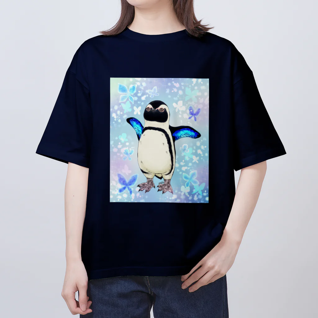 ヤママユ(ヤママユ・ペンギイナ)のケープペンギン「ちょうちょ追っかけてたの」(Blue) オーバーサイズTシャツ