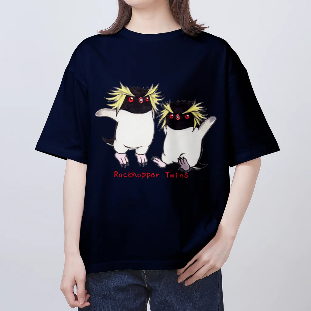 ヤママユ(ヤママユ・ペンギイナ)のふたごのイワトビペンギン(キタ) Oversized T-Shirt