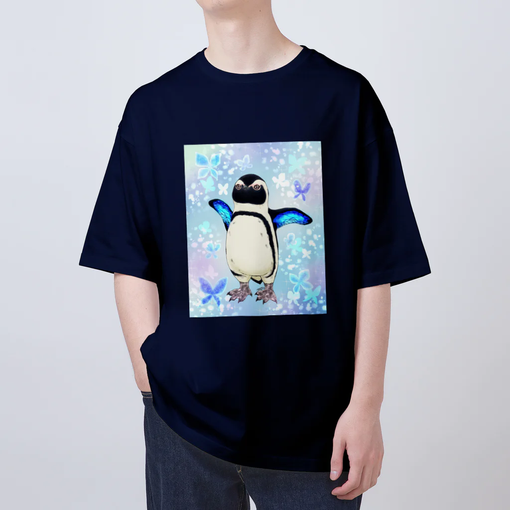 ヤママユ(ヤママユ・ペンギイナ)のケープペンギン「ちょうちょ追っかけてたの」(Blue) オーバーサイズTシャツ