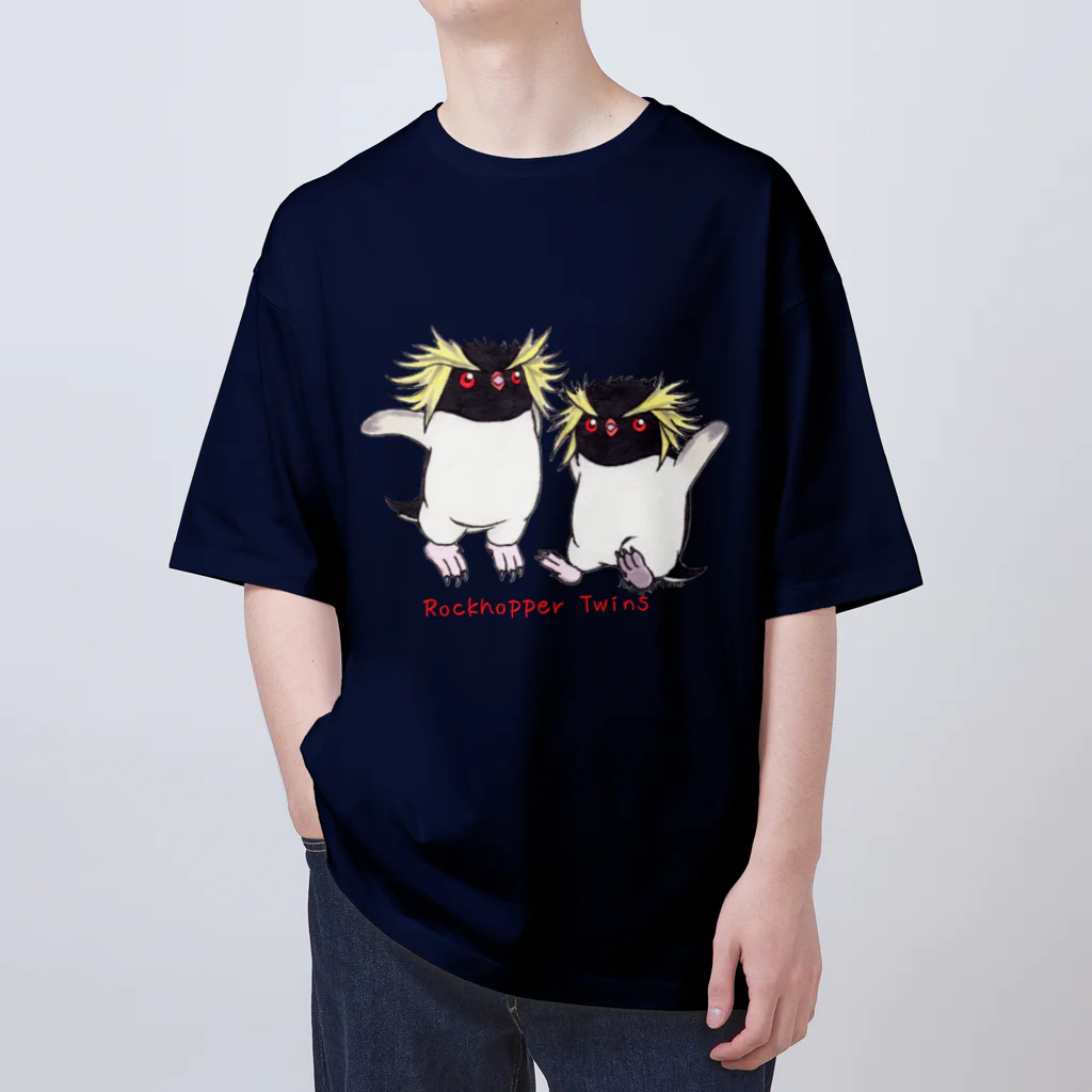 ヤママユ(ヤママユ・ペンギイナ)のふたごのイワトビペンギン(キタ) オーバーサイズTシャツ