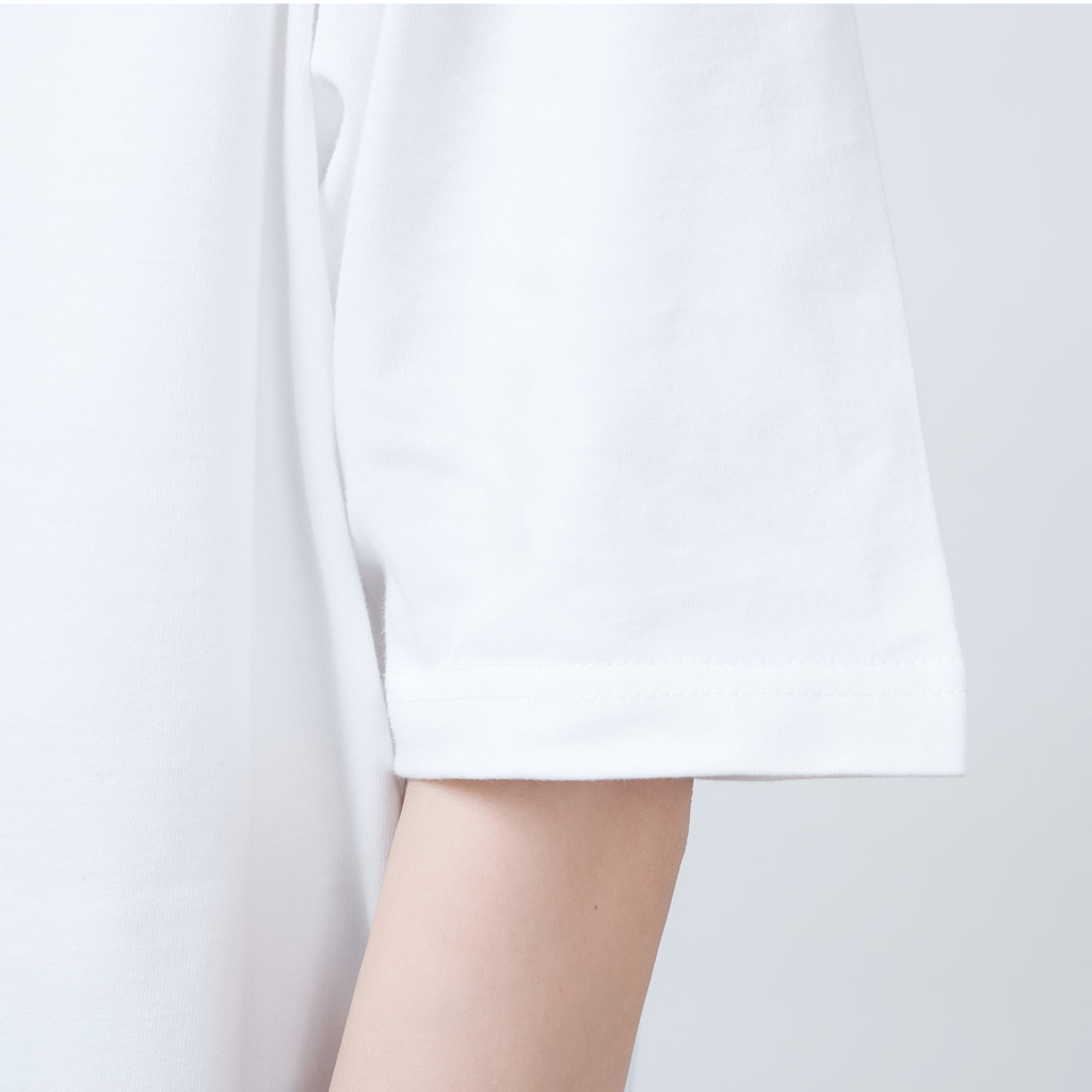 ヤママユ(ヤママユ・ペンギイナ)のふたごのイワトビペンギン(キタ) Oversized T-Shirt