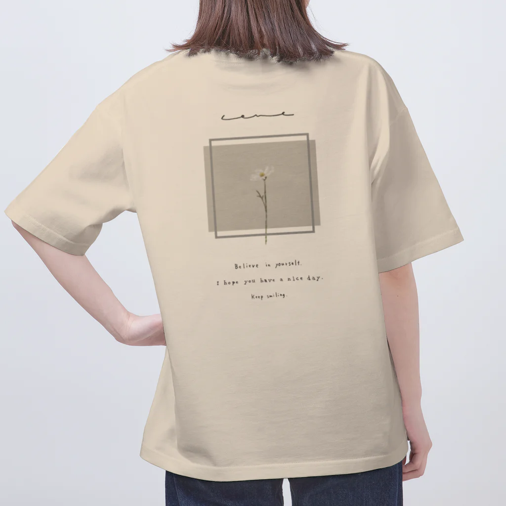 rilybiiのwhite grayish peach tea × white flower Oversized T-Shirt