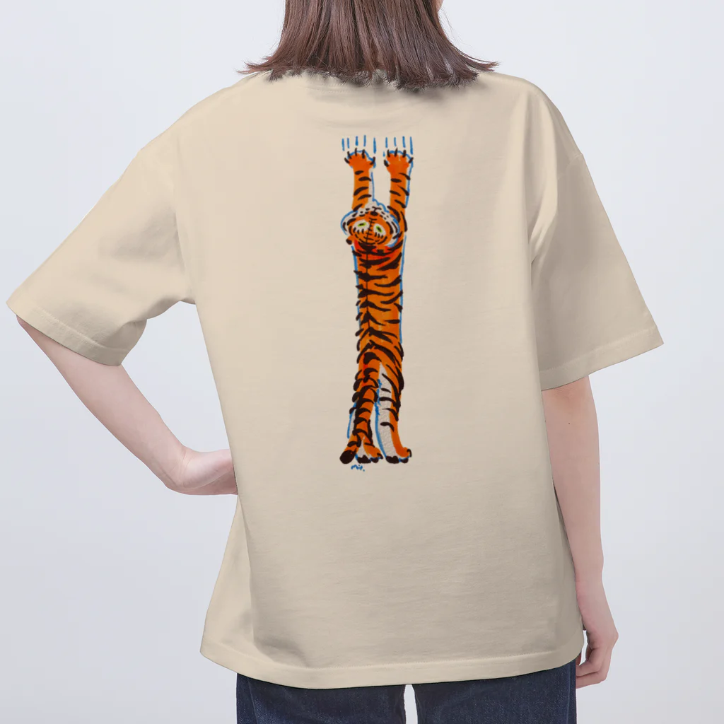 segasworksのトラちゃん（のびのび〜爪とぎ） Oversized T-Shirt