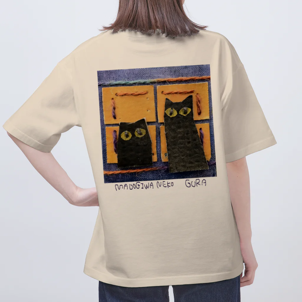 ぐら(GURA)の窓際ネコ・カラー Oversized T-Shirt