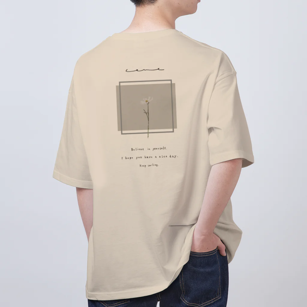 rilybiiのwhite grayish peach tea × white flower Oversized T-Shirt